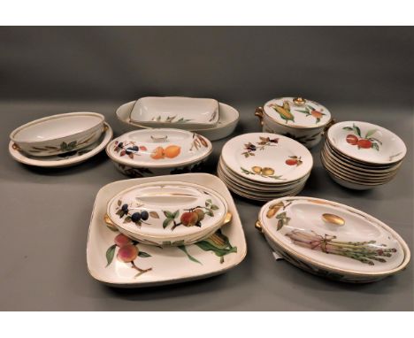 Large quantity of Royal Worcester Evesham pattern dinner and teaware 