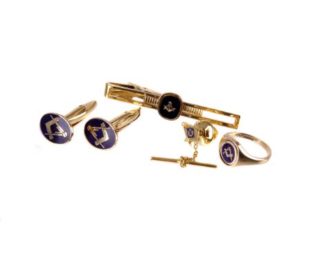 A small selection of Masonic jewellery, including a 9ct gold ring, a pair of yellow metal cufflinks, a yellow metal tie clip 