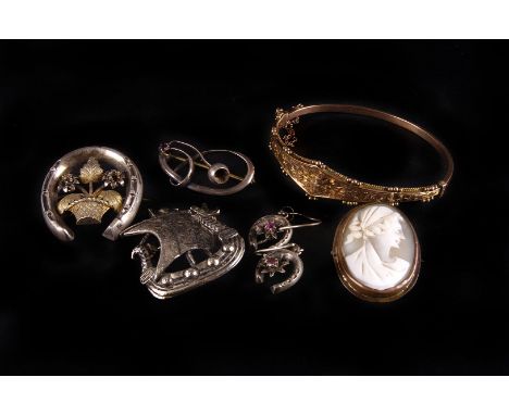 A collection of gold, silver and other items of jewellery,  to include a pair of fencing interest sabre tie pins, a 9ct gold 
