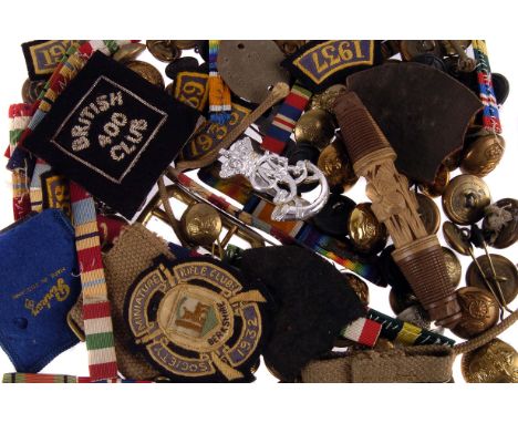 An assortment of buttons and badges, including Artillery, Royal Army Ordnance Corps, cloth badges and more (parcel) 
