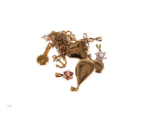 A collection of 9ct gold jewellery,  to include two lockets, a ruby and diamond cluster pendant, a banjo charm, and other ite