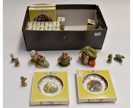 Assorted 20th century ceramics including boxed small Brambly Hedge plates, Wade whimsies and 3 World of Beatrix Potter pieces