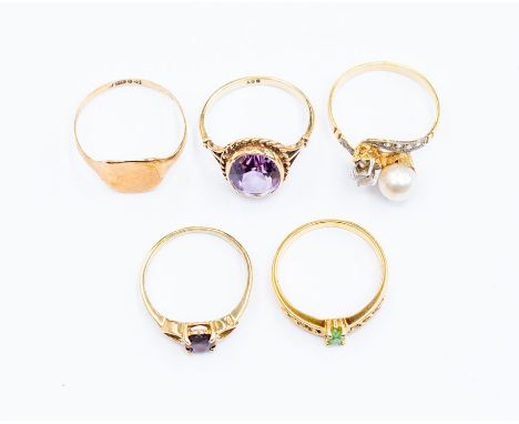 A collection of five rings to include a 9ct gold&nbsp; amethyst ring, 9ct gold garnet set ring and a 9ct gold signet ring, co