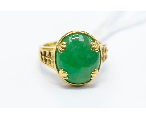 An 18k jade ring, set and cabochon, approx 8g