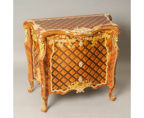 Pietro Piffetti (1701-1777)-manner, Commode with three drawers on curved legs. Four curved side coloumns ending in carved gil