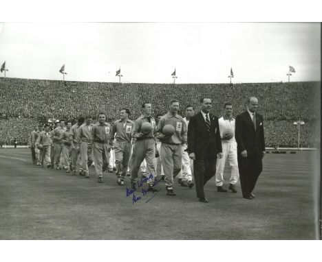 Football Autographed Ron Baynham Photo, A Superb Image Depicting The 1959 Fa Cup Final Teams - Luton Town &amp; Nottm Forest 