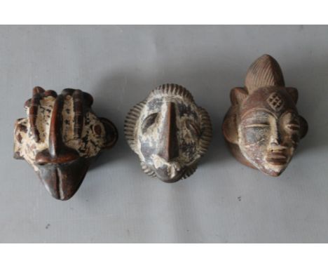 A SET OF THREE VINTAGE DECORATIVE AND PAINTED CERAMIC AFRICAN FOLK ART HEADS, average L 10 cm