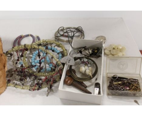 A QUANTITY OF VINTAGE COSTUME JEWELLERY ETC. 