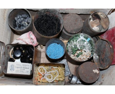 A QUANTITY OF ANTIQUE BEADS TO INCLUDE JET STYLE EXAMPLES, VINTAGE BUTTONS ETC