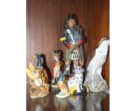 A COLLECTION OF CERAMIC FIGURES AND DECANTERS TO INCLUDE BESWICK EXAMPLES - SOME RESTORED 