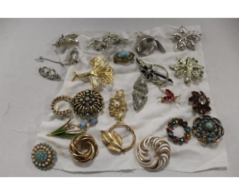 A COLLECTION OF VINTAGE AND MODERN BROOCHES TO INCLUDE A BUTTERFLY SHAPED EXAMPLE (23 APPROX) 
