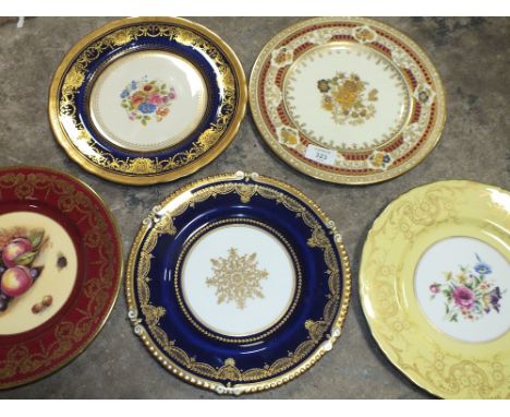 A COLLECTION OF GILDED CABINET PLATES TO INCLUDE AYNSLEY ORCHARD GOLD, AYNSLEY COBALT BLUE, CRESCENT CHINA AND ROYAL WORCESTE