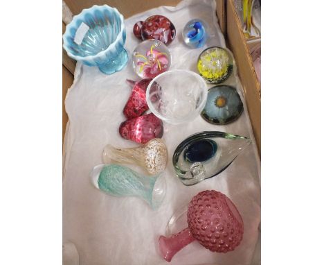 TWO BOXES OF STUDIO GLASSWARE ETC TO INCLUDE CAITHNESS, END OF DAY FISH ETC 