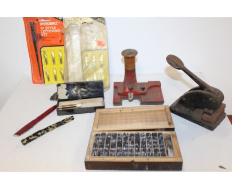 A BOX OF VINTAGE WRITING IMPLEMENTS TO INCLUDE FOUNTAIN PENS TOGETHER WITH A VINTAGE STAMP AND MOUNT CUTTER AND A BOXED SET O