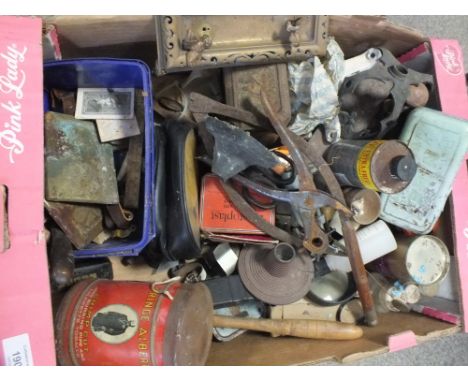 A TRAY OF ASSORTED COLLECTABLES AND TOOLS TO INCLUDE VINTAGE TINS, MARBLES ETC