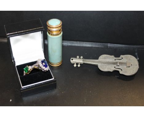 A LARGE VINTAGE VIOLIN BROOCH, SCENT SPRAY AND RINGS 