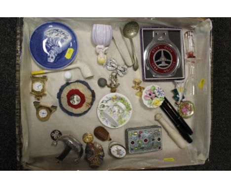 A TRAY OF COLLECTABLES TO INCLUDE VINTAGE FOUNTAIN PENS ROYAL WORCESTER CANDLE SNUFF