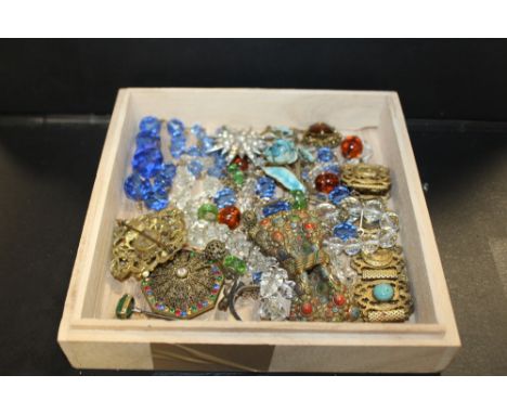 A QUANTITY OF VINTAGE JEWELLERY