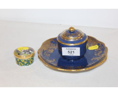 A VINTAGE SPODE GILT CERAMIC INK WELL, TOGETHER WITH A ROYAL WORCESTER TRINKET POT (2) 