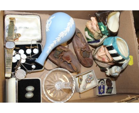 A BOX OF COLLECTABLES TO INCLUDE CHARACTER JUGS AND COSTUME JEWELLERY ETC