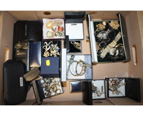 A LARGE TRAY OF ASSORTED COSTUME JEWELLERY TO INCLUDE A QUANTITY OF BROOCHES AND DRESS RINGS 