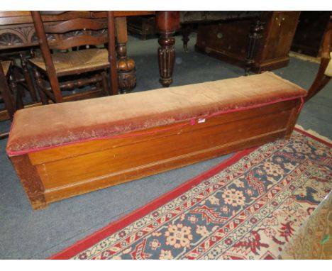 A VINTAGE RECTANGULAR WOODEN STORAGE WINDOW SEAT / OTTOMAN, WITH UPHOLSTERED HINGED LID, L 156 cm A/F