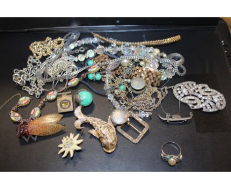 A BOX OF ASSORTED COSTUME JEWELLERY TO INCLUDE VINTAGE BROOCHES, MICRO MOSAIC BRACELET, CHAINS ETC