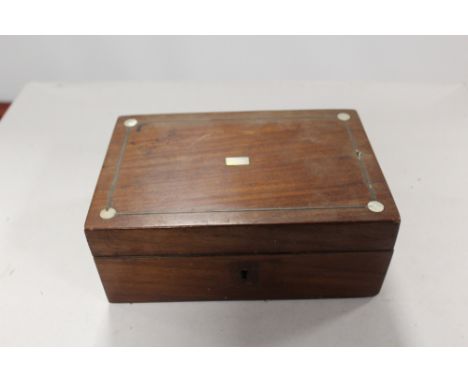 AN INLAID MAHOGANY LIDDED BOX CONTAINING VINTAGE WORLD STAMPS TO INCLUDE A QUANTITY OF AMERICAN STAMPS 
