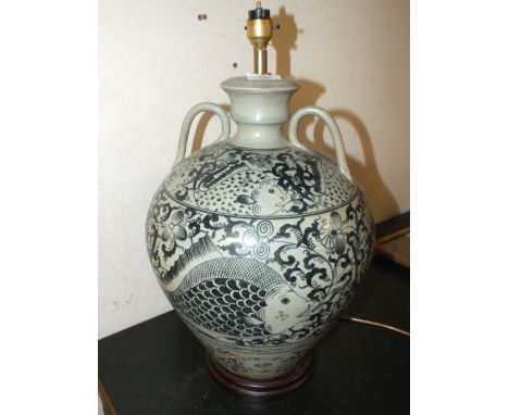 A LARGE ORIENTAL STYLE BLUE AND WHITE CERAMIC TWIN HANDLED TABLE LAMP - H 52 CM