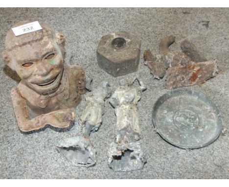 A COLLECTION OF ANTIQUE AND VINTAGE METALWARE TO INCLUDE A MECHANICAL MONEY BANK AND A LLOYDS BANK ROYAL SHOW DISH ETC (6)