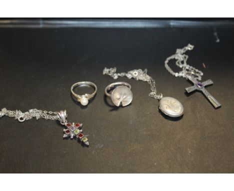 A QUANTITY OF VINTAGE SILVER JEWELLERY