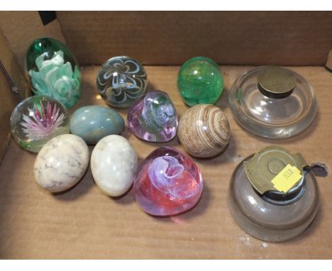 A COLLECTION OF STUDIO GLASS PAPERWEIGHTS TO INCLUDE A CAITHNESS EXAMPLE, POLISHED STONE EGGS AND TWO ANTIQUE BRASS TOPPED IN