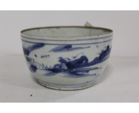 AN ANTIQUE CHINESE / ORIENTAL BLUE AND WHITE CERAMIC BOWL - CRACK TO RIM DIA - 14CM H -8CM 
