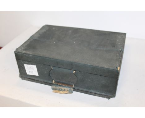 A BOX OF ANTIQUE AND VINTAGE POSTCARDS 