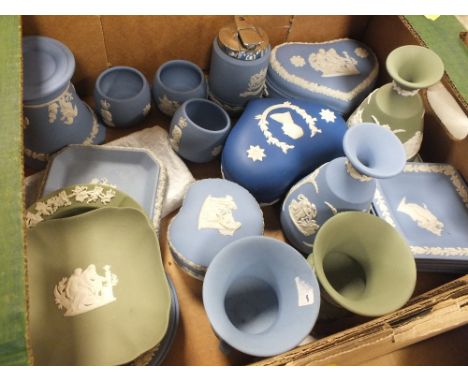 A SMALL TRAY OF ASSORTED WEDGWOOD JASPERWARE TO INCLUDE A TABLE LIGHTER, VASES PIN DISHES ETC (25)