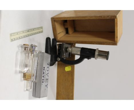 A CASED VINTAGE MICROSCOPE AND ACCESSORIES 