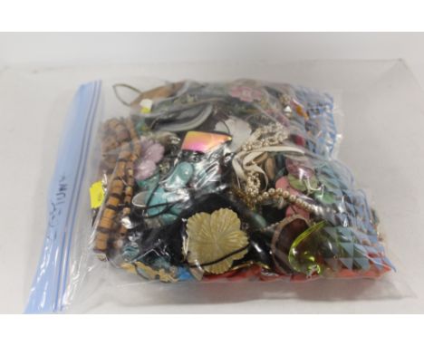 A BAG OF ASSORTED COSTUME JEWELLERY 