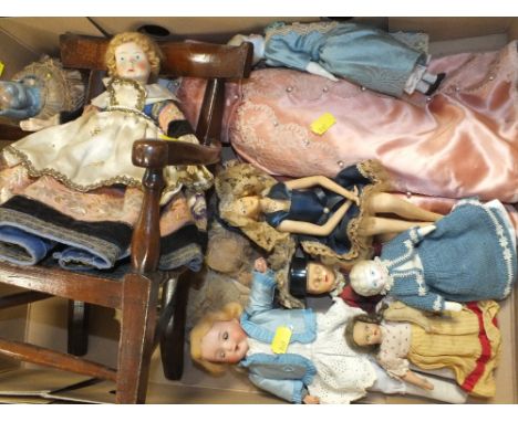 A TRAY OF VINTAGE DOLLS TO INCLUDE PORCELAIN HEADED EXAMPLES, ROLLER EYE EXAMPLES ETC. 
