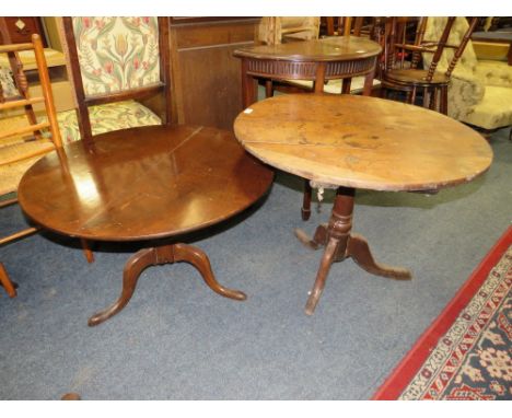 A LOW GEORGIAN MAHOGANY TRIPOD TABLE,  A TALLER OAK TRIPOD TABLE A/F TOGETHER WITH A 19TH CENTURY CORNER WASHSTAND 