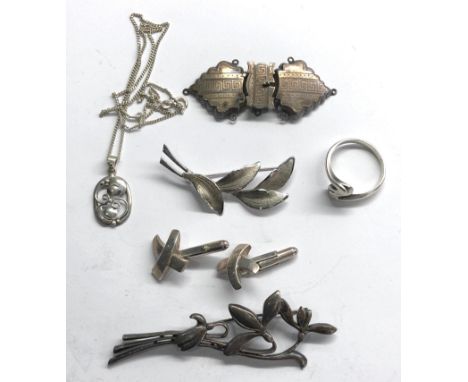 Selection of antique / vintage silver jewellery 