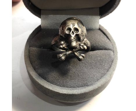 Vintage silver skull and cross bones ring 