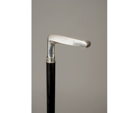 Spazierstock mit geradem Silberhaken. Ebonisierter Holzschuss, ohne Zwinge. Gewicht: 280 g. Länge: 88 cm. Europa um 1920.Sehr