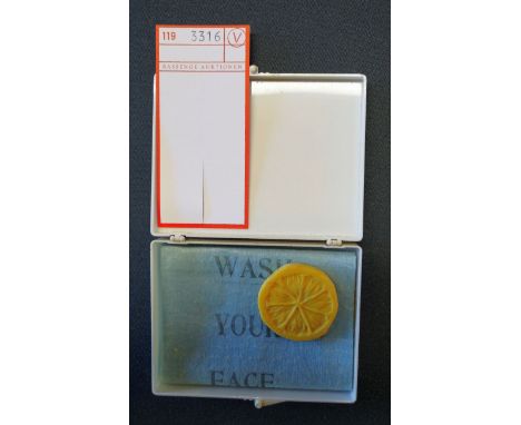 Patterson, Benjamin. Instruction No. 2 (Please Wash Your Face). Box mit Seife (in Form einer Zitronenscheibe) und einem mehrf