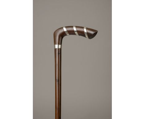 Spazierstock mit silbermontiertem Hakengriff. Lackierter Hartholzschuss mit Silberblechring und Metallzwinge. Länge: 88 cm. G