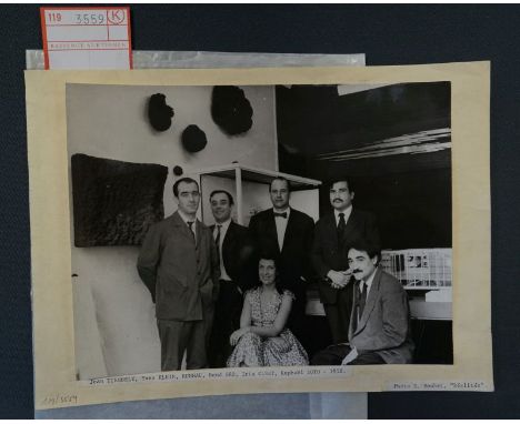 Boubat, Édouard. Jean Tinguely, Yves Klein ... Original-Fotografie. 18,3 x 23,8 cm. Paris 1958.Vintage-Abzug eines seltenen P