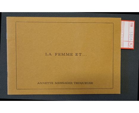 Messager, Annette. La femme etc ... 12 Bl. Mit zahlreichen fotograf. Abb. 14 x 20,5 cm. OBroschur. Genf, Ecart, 1975. Erste A