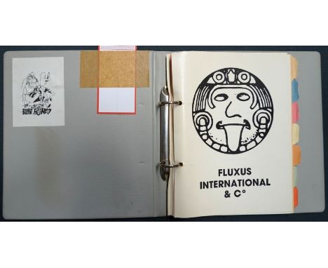Fluxus International &amp; Co. (Katalog). Ca. 80 Bl. Mit zahlreichen Abbildungen. 22 x 16,5 cm. Lose Blatt mit mehreren Trenn