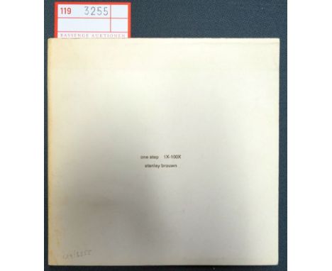 Brouwn, Stanley. one step 1X-100X. 52 Bl. 15,5 x 16 cm. OBroschur (Ränder etwas gebräunt). Brüssel, gallery mtl, 1971. Erste 