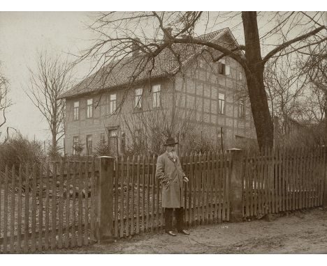 Busch, Wilhelm. - Breuer, Hans. Vintage-Photo des Dichters vor dem Gartenzaun des Pfarrhauses in Mechtshausen. Ca. 16,5 x 22 