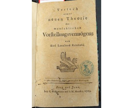 Reinhold, Karl Leonhard. Versuch einer neuen Theorie des menschlichen Vorstellungsvermögens. 2 Bl., 579 S. 20 x 11,5 cm. Neue